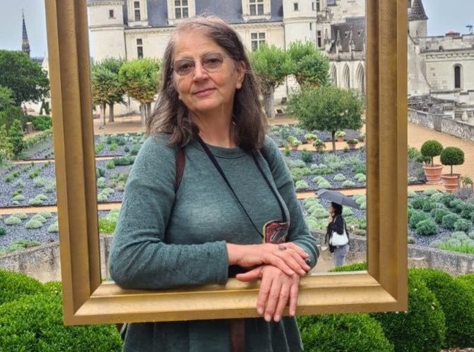 Jane Rousseau : journaliste, directrice de Comm, musique, conduite de projets de biodiversité, pastels et croquis, expéditions équestres, PNL voyages initiatiques, clown et entreprise, communication transpersonnelle ...et toutes couleurs de l'échange entre humains de bonne volonté.